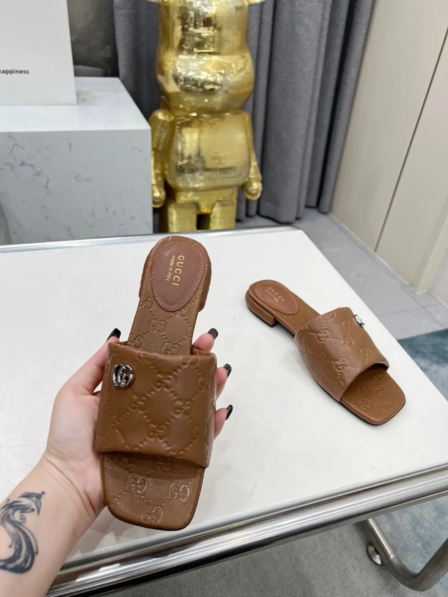 👟👟Ex-factory price 440👟👟 Women's Shoes Women's Clothing Gucci Double G slippers, a fashionable, high-end and full of personality✅ Very stable, comfortable and durable for daily use, convenient and unique for daily matching, a must-have classic for summer, the upper is made of GUCCI 3D embossed, genuine leather outsole Fabric: cowhide Lining/foot pads: sheepskin Color: black, white, brown, burgundy Code number: 35-42 (41 and 42 need to be customized) Packaging: Comes with cloth bag and card.